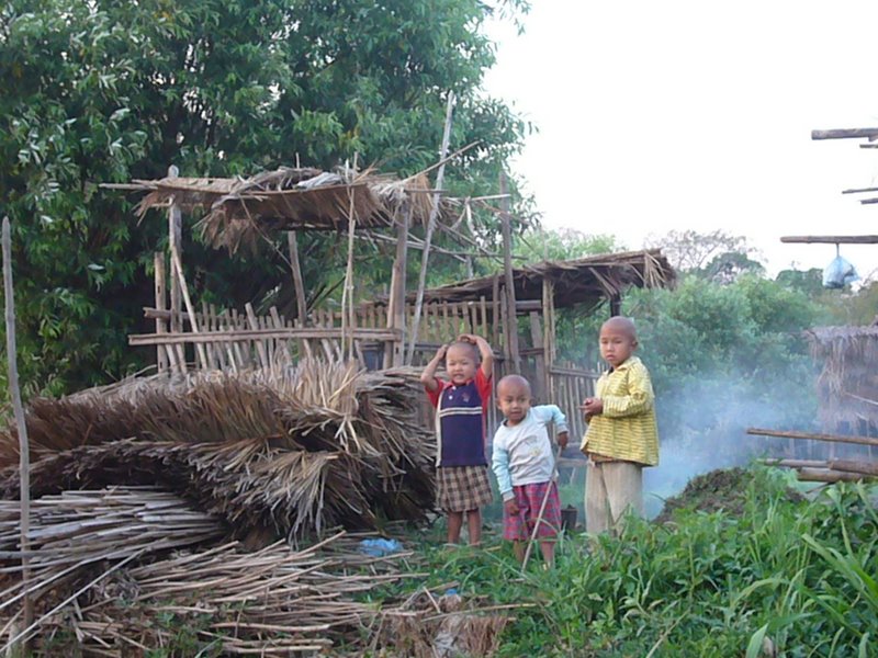 Travel - Myanmar - Inle Lake - First Boat Trip - The boat-drivers village - Rice and Cigars